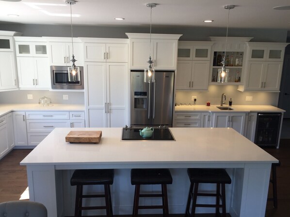 Kitchen with walk-in pantry and wet bar