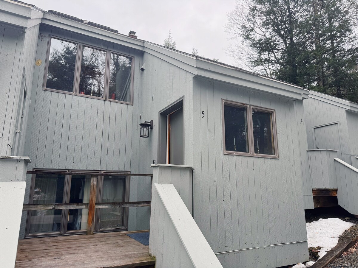 Burke Mt. Wintergreen Slopeside Condo, Ski in Ski out, rustic decor