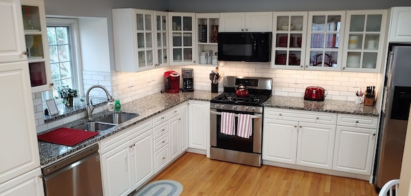 Beautiful remodeled kitchen (Jan '20) w/granite counters & stainless appliances