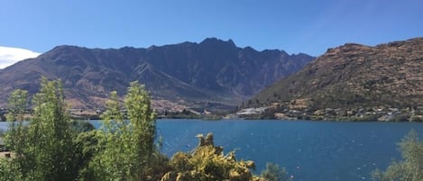 The stunning lake & Mountain View