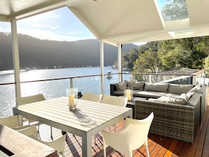 Top deck with dinbing and lounge areas