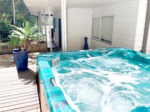 Spa / Hot tub entertainment area