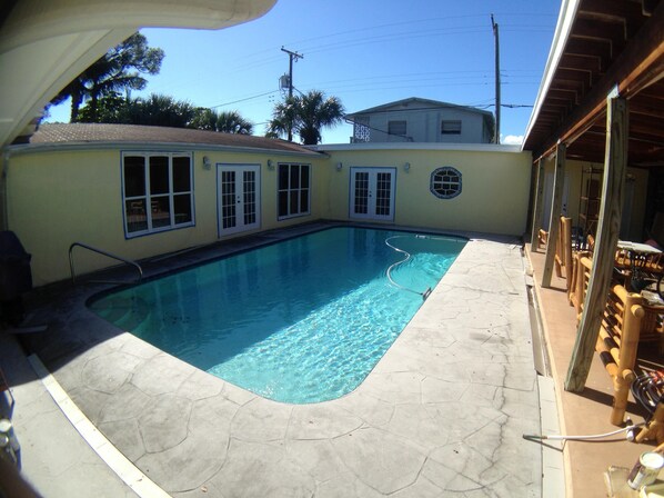 The courtyard cottage has an L shape and exclusive use of the pool