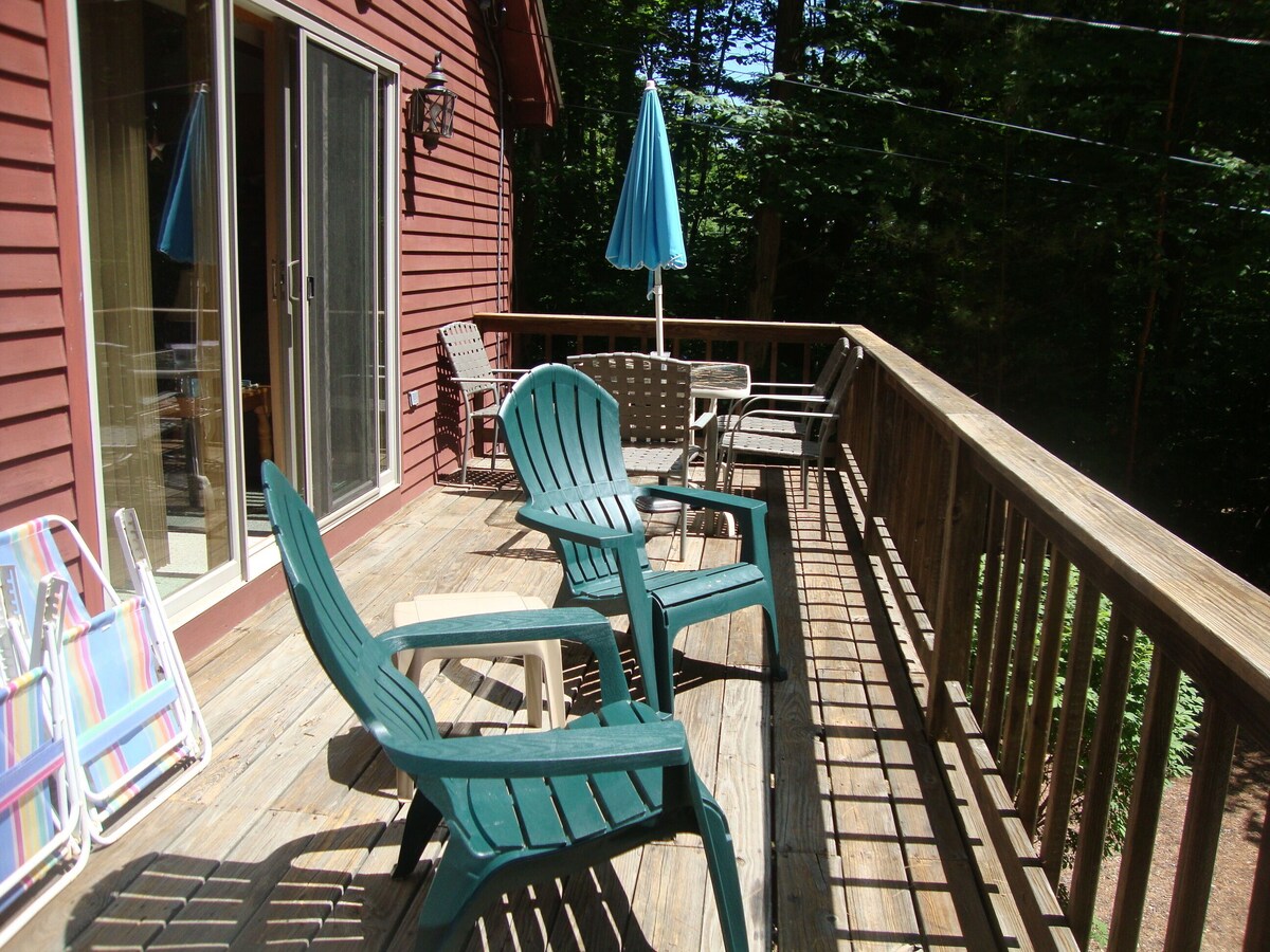 Eidelweiss Chalet, 1/4 Mile from Middle Pea Pond<br><br>LICENSE # 061885