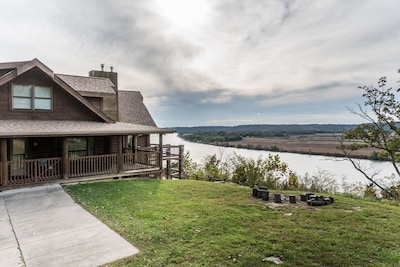 Log Cabin Lodge Overlooking Ohio River Near Creation Museum & Arc Encounter