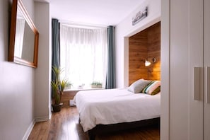 Front bedroom : queen size bed with memory foam mattress, bay window and a closet