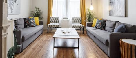 We are Superhost since 2015, with over 3500 great reviews ! We have all the city permits and insurance required. * 100% LEGAL * Luminous living room with a 55" ROKU HD TV Contact us! Contactez-nous!