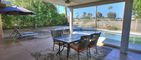 Covered patio with ceiling fan