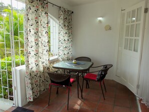 Outdoor patio w table and chairs