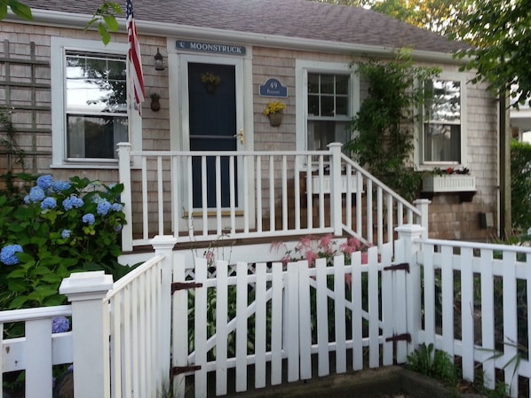 Moonstruck - 49 pleasant off street parking she'll driveway to left of house