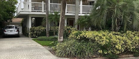 Clearwater Beach Elegance -Street View - 30 steps to Beach Boardwalk!