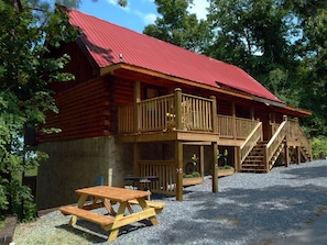 4 Master Suites with a Jacuzzi for 2 and Full Bath in each. New front deck