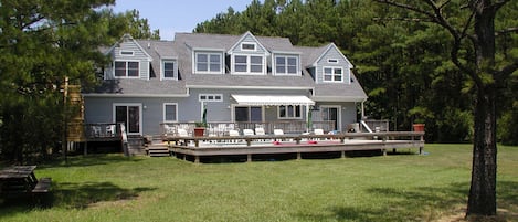 Comfortable, Spacious, Family-Friendly Second living room
