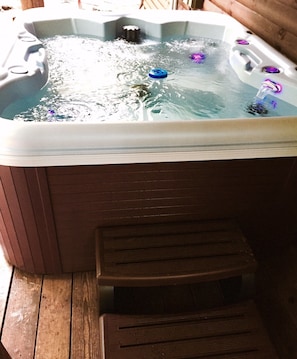 Amazing High-End Hot Tub with LED lighting and massage jets