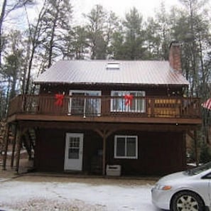 Drive up view of the property