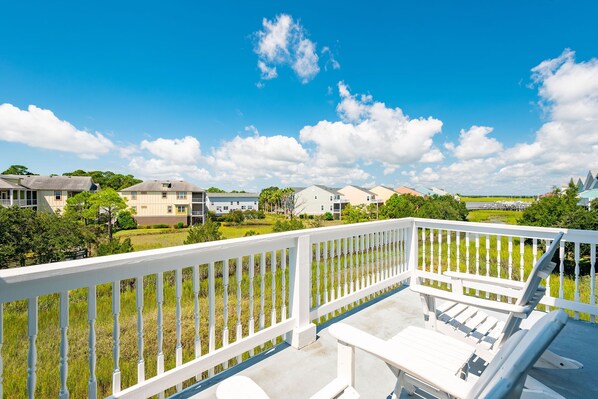 From reviews: Nice decor, very clean and the perfect location with easy access to fishing, restaurants and the beach.