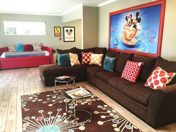 Spacious livingroom withsofa-bed and day-bed
