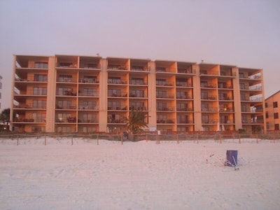 Mariner East-Ground floor, beach front - Great for kids/elderly - sleeps 6