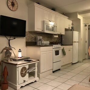 TV Across from the Sofa. Simple kitchenette for basic cooking. 