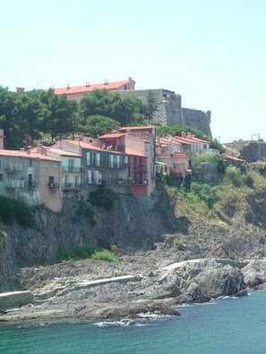 the houses rue Bellevue from the sea