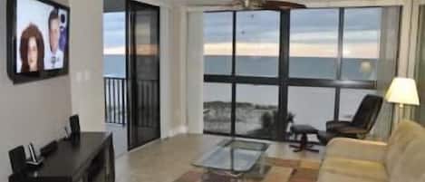 Great living room with ocean view and Entertainment