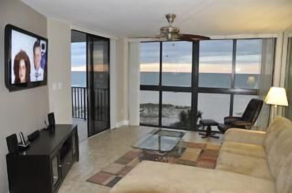 Great living room with ocean view and Entertainment