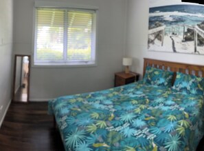 Main bedroom. Queen bed.