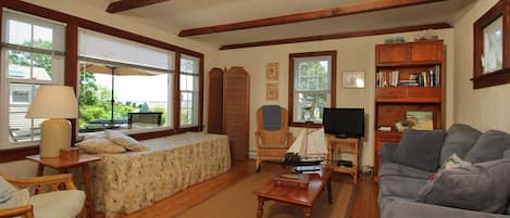 Bright and spacious living room 