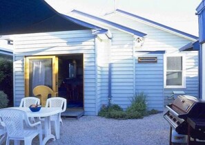 Courtyard, BBQ, outside laundry and additional toilet