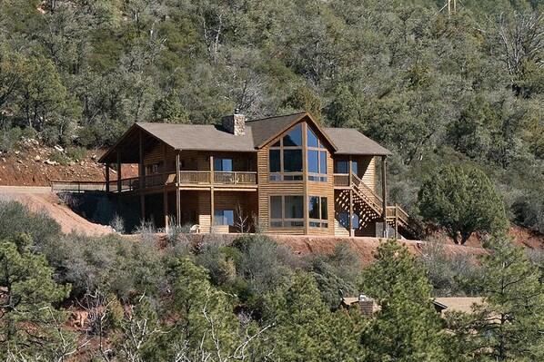 Hillside Cabin with amazing views!