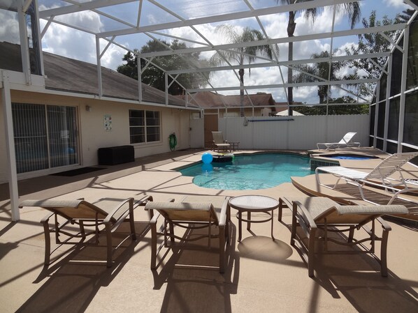 HUGE PRIVATE POOL AREA WITH ENTRY FROM LIVING ROOM AND MASTER BEDROOM!!