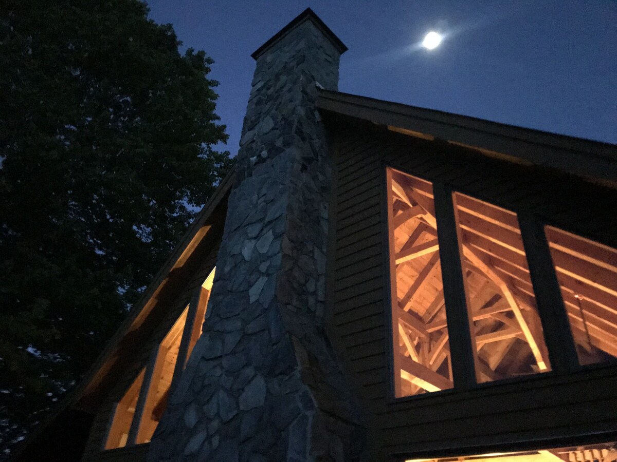 Beautiful timber frame home with spectacular mountain views. Secluded, fabulous.
