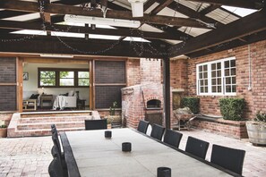 Indoor outdoor living - with pizza oven!