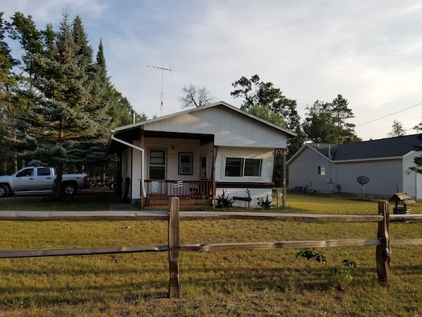 Cozy cabin, sleeps 6. Fully furnished. Ride right to trails from cabin.