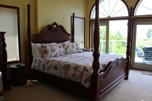 King Bed With Lake Views.