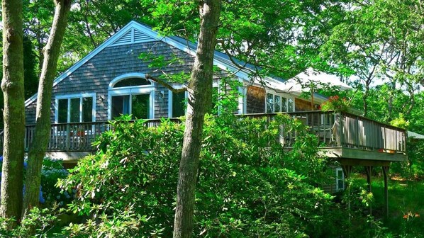 Gorgeous & Peaceful Raised Ranch