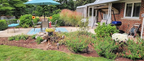 Lanai in the summer with a water feature 