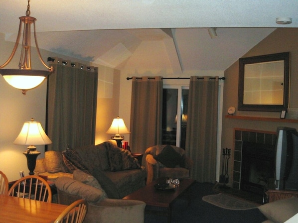 Great Room w/FP, Balcony, Dining for 6 & Q Sleeper