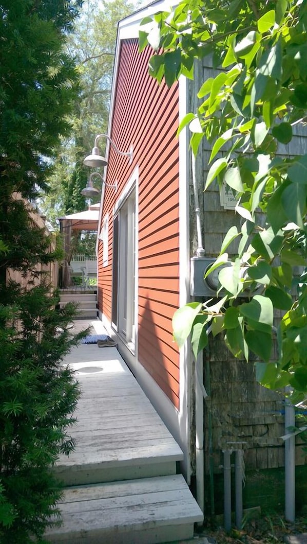 Private entrance to the Kline Cottage.