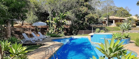 piscina com ducha e espreguiçadeiras  



