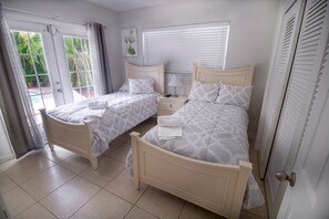 Twin beds... and tv
