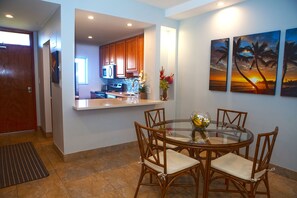 Dining room and kitchen (Recessed dimmable lighting)