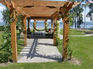 Fantastic pavilion, firepit, flat yard lake view 