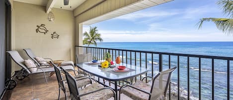 Dual loungers on the tiled lanai with the ocean crashing below - heavenly!