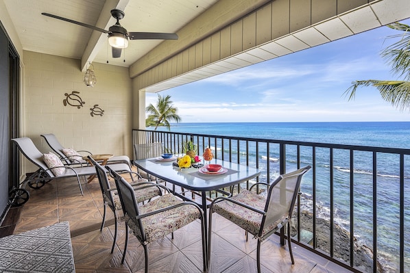 Dual loungers on the tiled lanai with the ocean crashing below - heavenly!