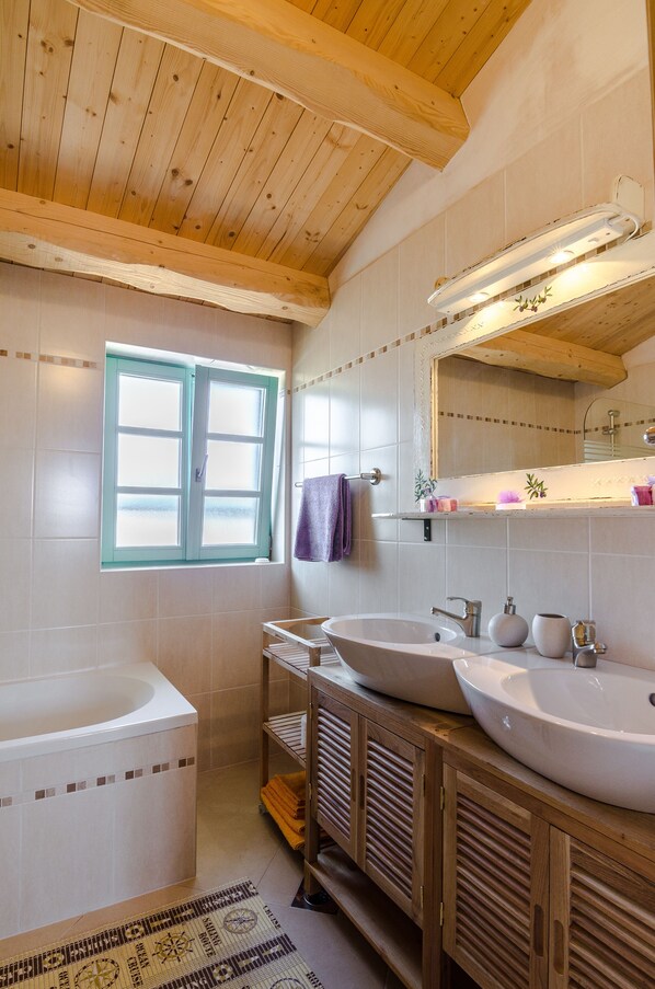 Upstair bathroom in Room 2
