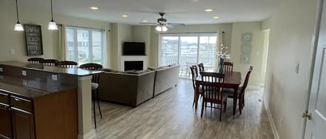 LR with Kitchen - Table for 6, bar seating for 4, flat screen, ceiling fan