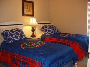 Bedroom 3 with 2 Twin Beds