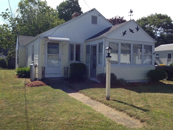 Charming 3-bedroom cottage at Giants Neck Beach.