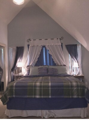 Upstairs king master bedroom en-suite 